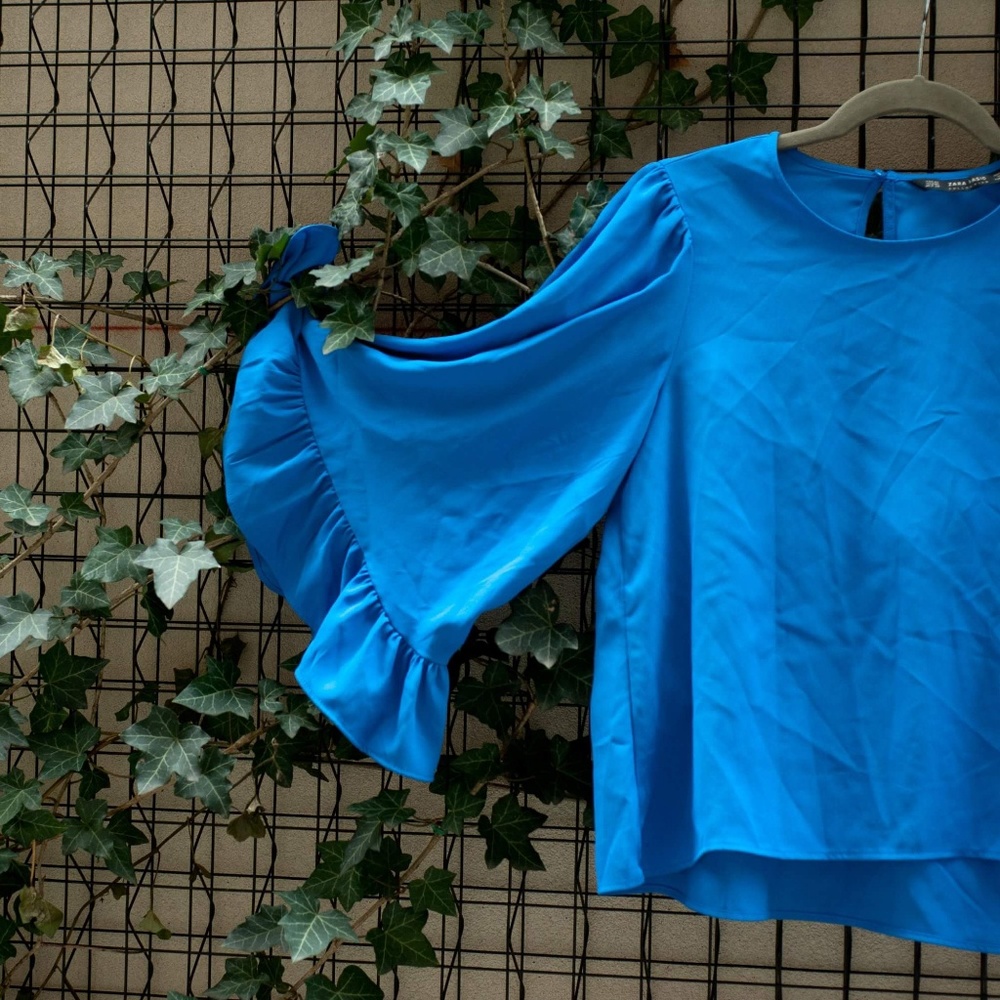 ♥️sold♥️Zara sky blue bell sleeve top